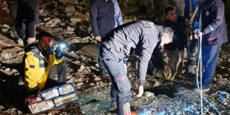 Kuyuya düşen çocuk kurtarıldı