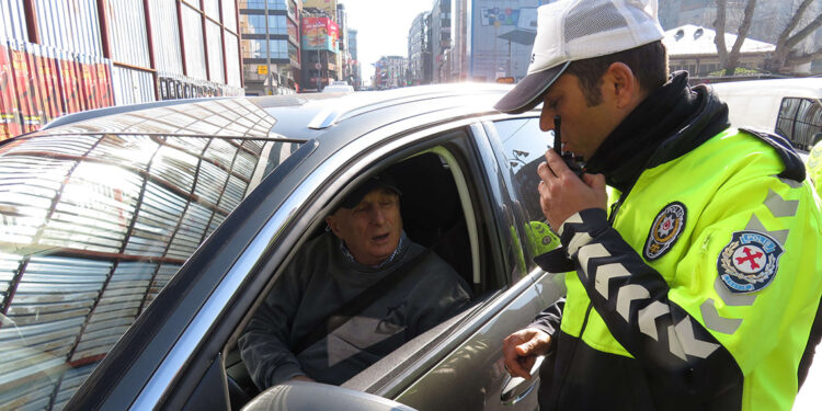 Kadıköy'de yayalara geçiş hakkı vermeyen sürücülere ceza