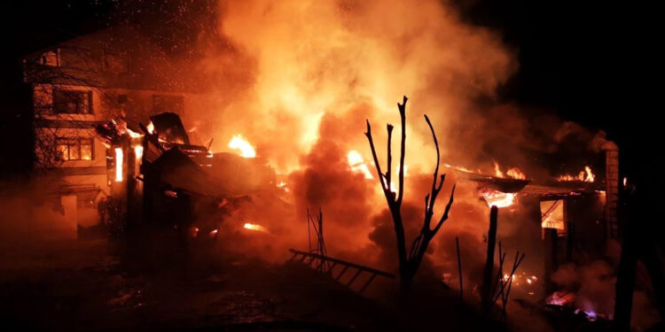 Kalorifer kazanının patladığı ev alev alev yandı