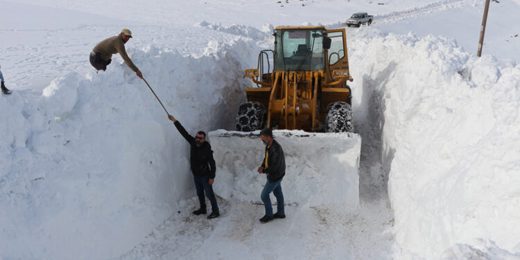 Karlıova'da kapalı yerleşim yeri yolu kalmadı