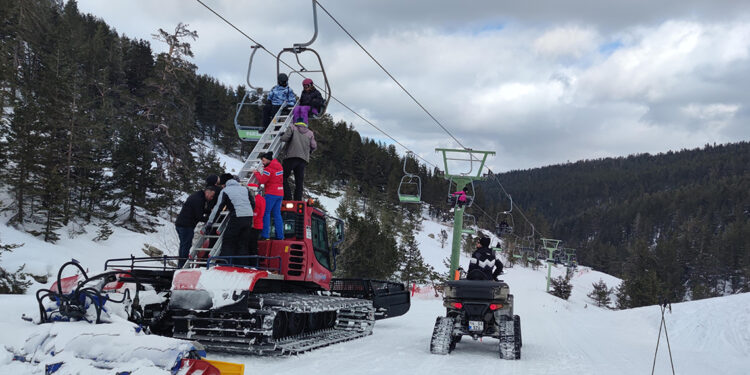 Kartalkaya'da tatilciler, telesiyejde mahsur kaldı