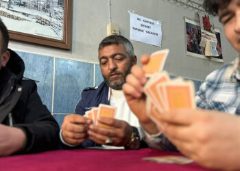 Kavgalardan bıktı, kahvehanesinde siyasi tartışmaları yasakladı
