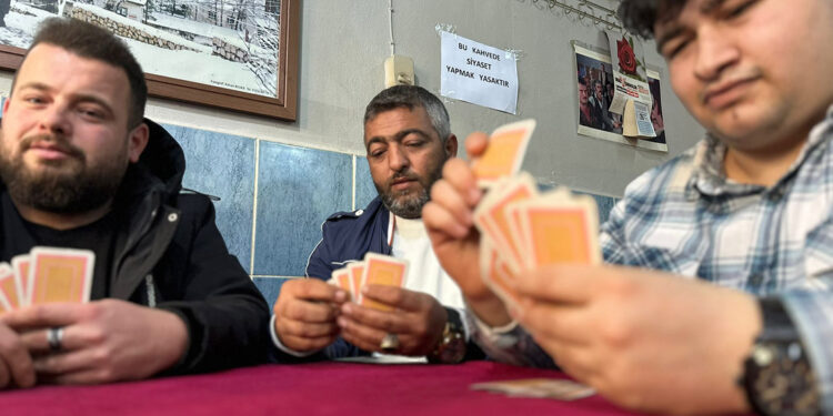 Kavgalardan bıktı, kahvehanesinde siyasi tartışmaları yasakladı