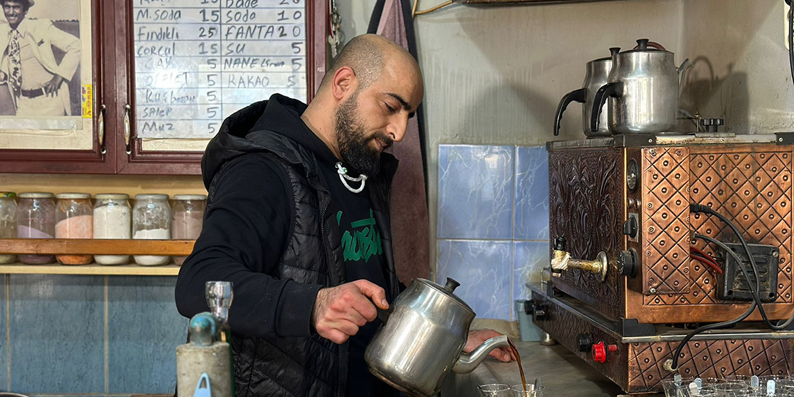 Kavgalardan bıktı, kahvehanesinde siyasi tartışmaları yasakladı