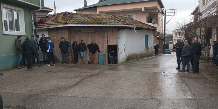 Kömür sobasından sızan gazdan zehirlenen çift öldü
