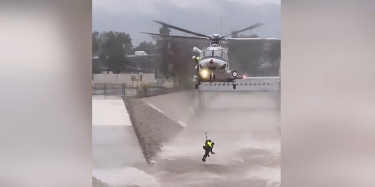 Köpeğinin peşinden kanala atlayan adam kurtarıldı