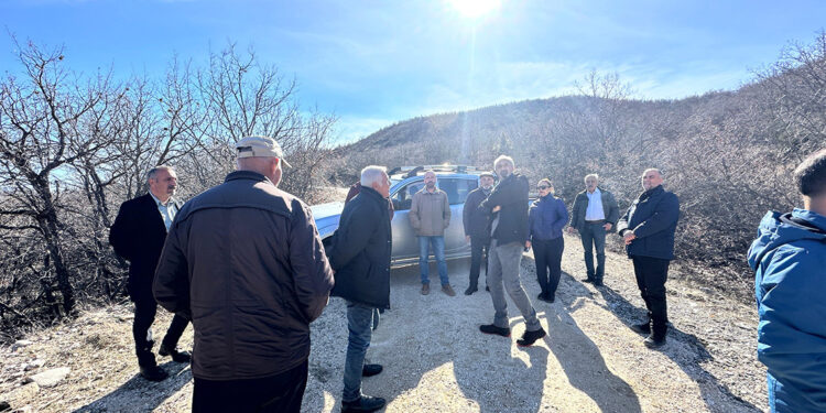 Köylerine 'katı atık tesisi' istemeyen köylüler yol kapattı