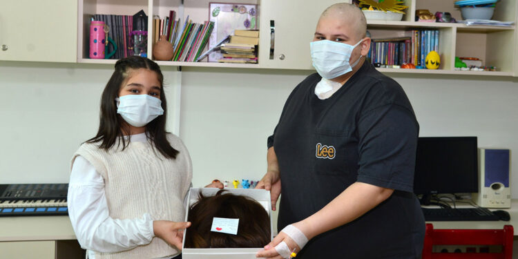 Küçük Azra, saçlarını onkoloji hastasına peruk olarak hediye etti