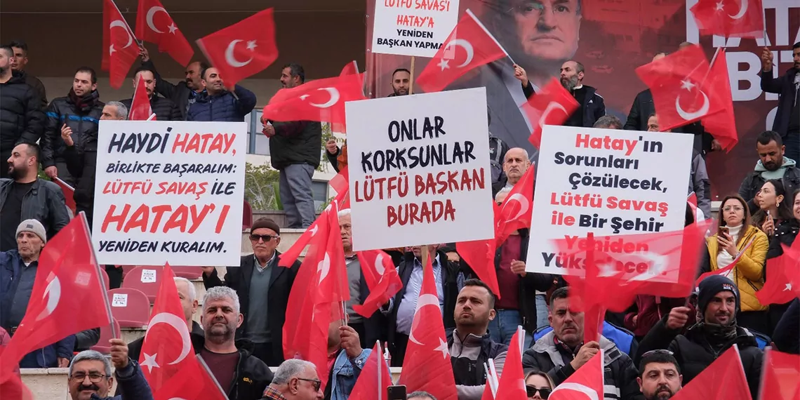 Chp hatay büyükşehir belediye başkanı lütfü savaş, "bu seçim atatürk’ün sevdası emaneti olan şehrimize sahip çıkılması gereken bir seçim. Bizi yalnız bırakanlara hatay'ımızı teslim etmeyeceğiz" dedi.