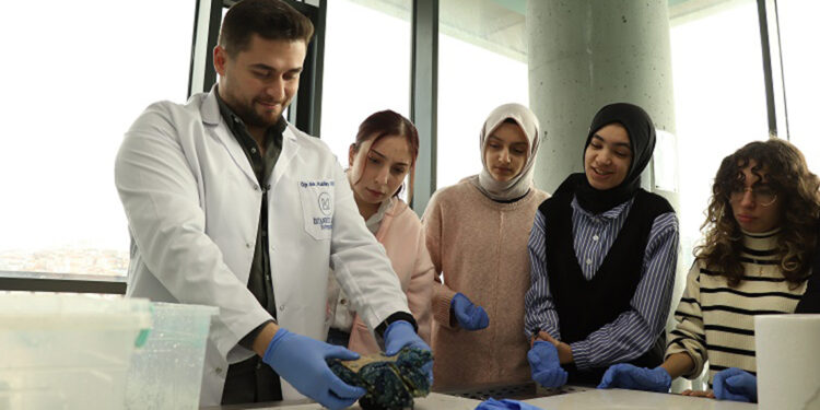 Lise öğrencileri '1 günlüğüne üniversiteli’ oldu