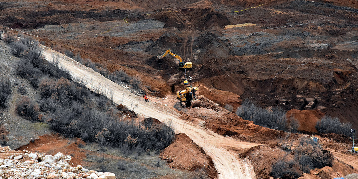 Erzincan'ın İliç ilçesindeki altın madeninde oksit kırıcı mühendisi olarak görev yapan Şenol Demir, "Yanımdaki arkadaşımla beraber yığma liç bölgesine çıktık. Yığın liç kıdemli süpervisörü Kenan Öz 'Yığın liç bölgesinde çatlaklar' var diyerek bakılmasını söyledi" dedi.