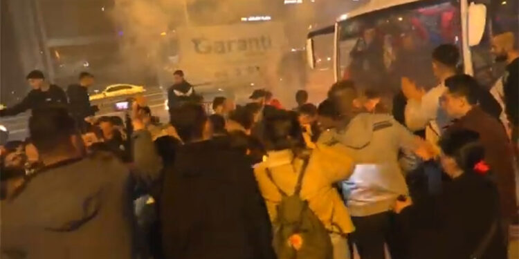 Meşaleli havai fişekli şampiyonluk kutlaması