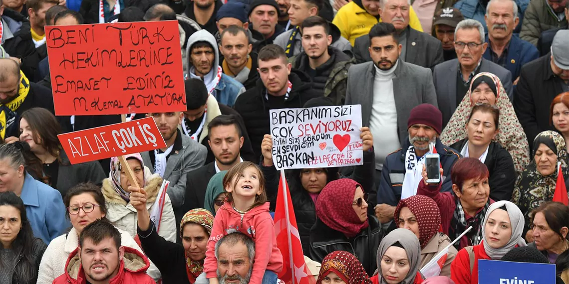 Ankara büyükşehir başkanı mansur yavaş, "batık belediye arıyorlarsa kendi belediyelerine bakacaklar. Alacaklarını, borçlarını çıkaracaklar. Gelirimizi de giderimizi de borcumuzu da yayınlıyoruz. Çıkarsınlar herkes görsün, kim daha borçlu? Hangi belediye batıyor" dedi.