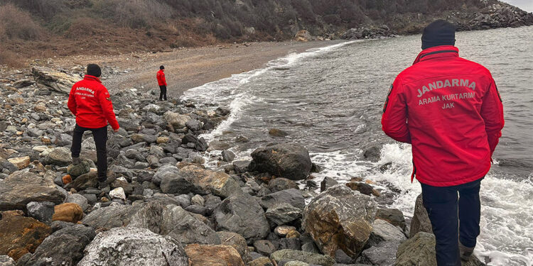 Batan geminin kayıp 5 mürettebatını 573 personel arıyor