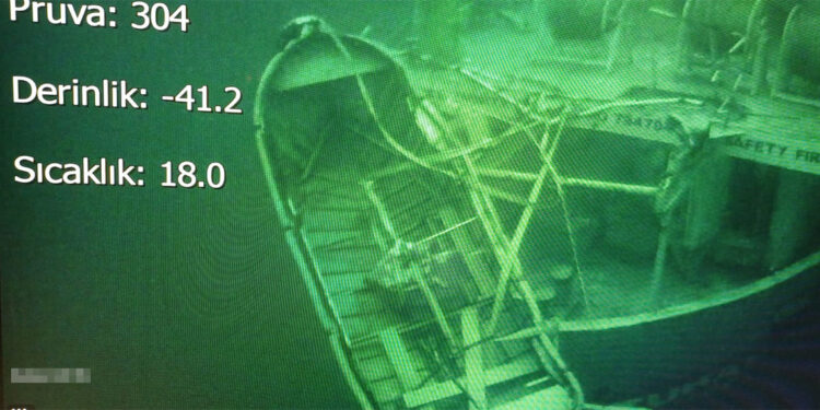 SAS komandoları geminin makine dairesine ulaştı