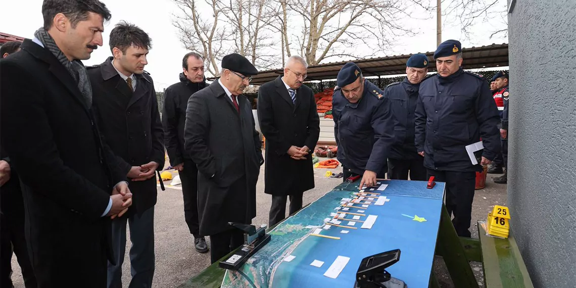 Batan gemiden karaya vuran eşyalar incelendi