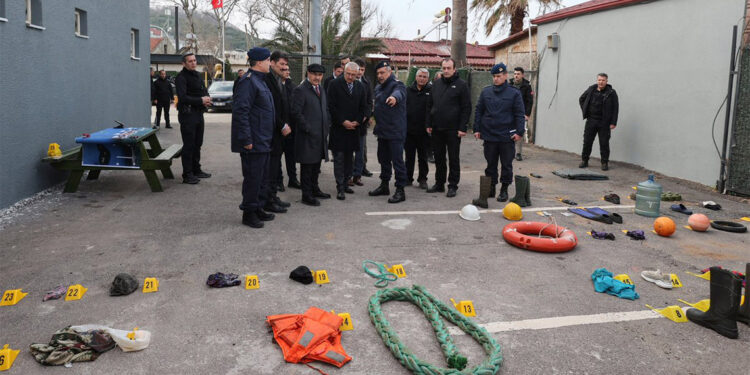 Batan gemiden karaya vuran eşyalar incelendi