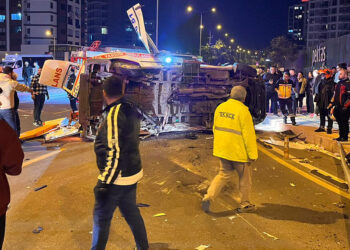 Hastanın bulunduğu ambulans ve otomobil çarpıştı; 7 yaralı