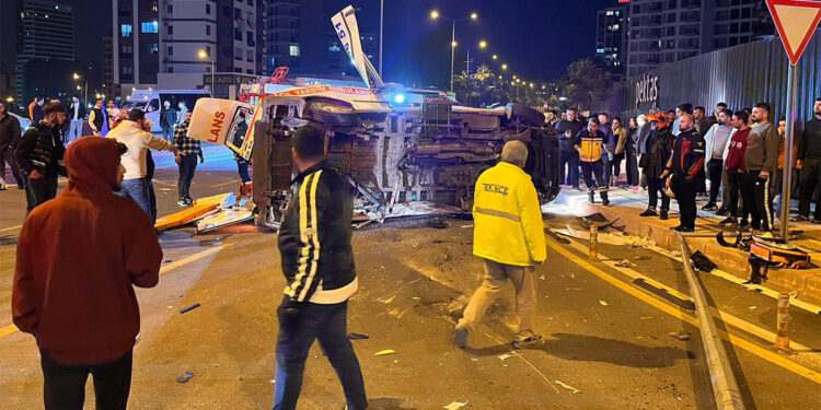 Hastanın bulunduğu ambulans ve otomobil çarpıştı; 7 yaralı