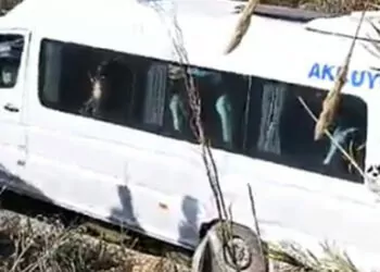 Otomobille çarpışan yolcu minibüsü dereye yuvarlandı; 1 ölü 13 yaralı