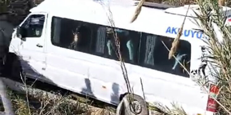 Otomobille çarpışan yolcu minibüsü dereye yuvarlandı; 1 ölü 13 yaralı