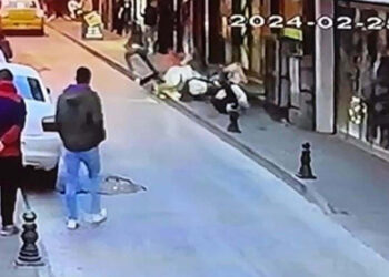 Motosiklet kaldırımdaki yayaların arasına daldı; 3 yaralı