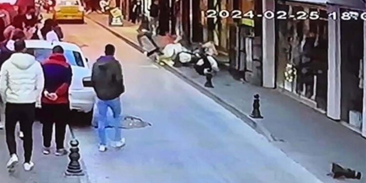 Motosiklet kaldırımdaki yayaların arasına daldı; 3 yaralı