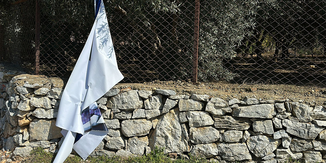 Muhittin Böcek'in seçim afişlerine zarar verildi