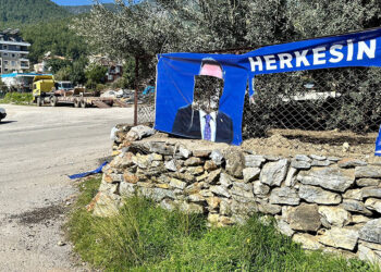Muhittin Böcek'in seçim afişlerine zarar verildi
