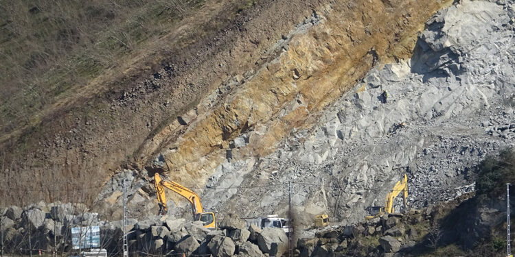 Madenlerdeki kontrolsüz patlatmalar heyelanları tetikliyor