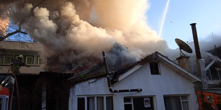 Maltepe'de iş yerinde yangın çıktı