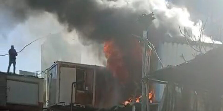 Maltepe'de işçilerin kaldığı konteynerde yangın