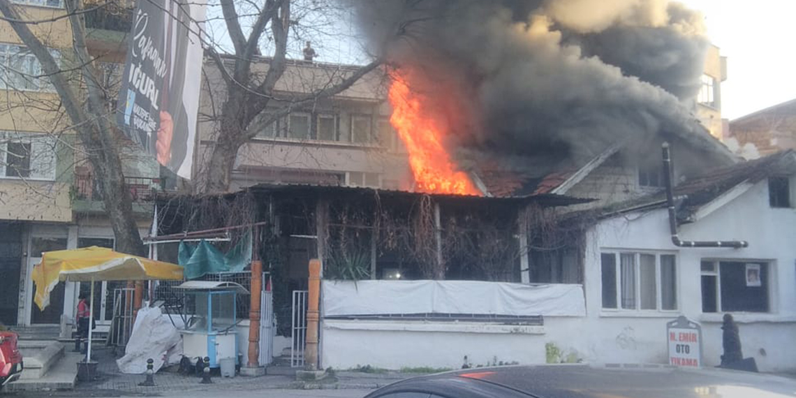 Maltepe'de tarihi kıraathanede yangın
