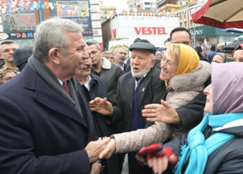Mansur Yavaş, pazar esnafını ziyaret etti