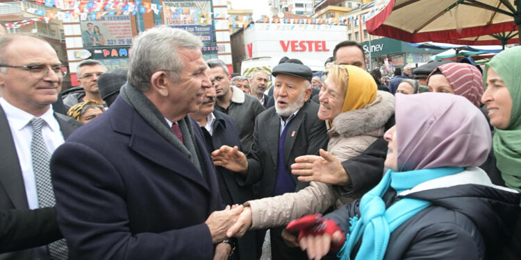 Mansur Yavaş, pazar esnafını ziyaret etti