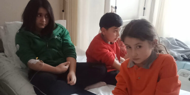 Market açılışında pamuk şeker yiyen 11 öğrenci hastanelik oldu