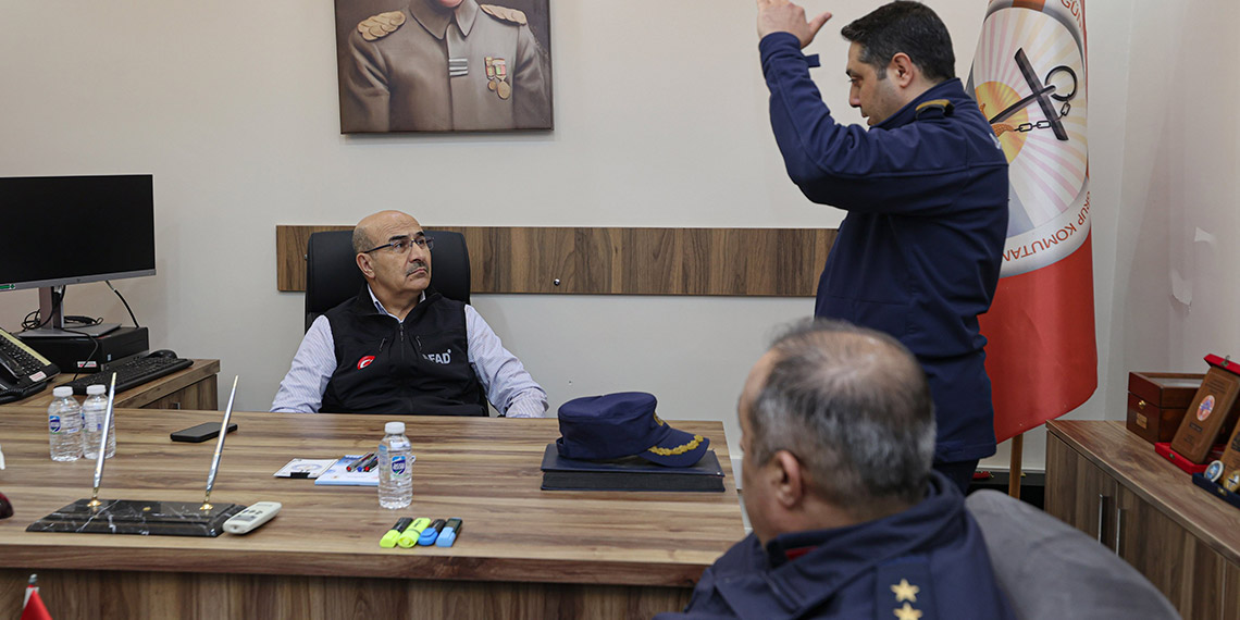 Marmara'da batan geminin enkazından ilk görüntüler de geldi. 'BATUHAN A' isimli gemiyi ve 6 mürettebatını arama çalışmaları sürüyor.