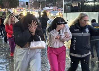Masaj salonlarına fuhuş operasyonunda 37 gözaltı