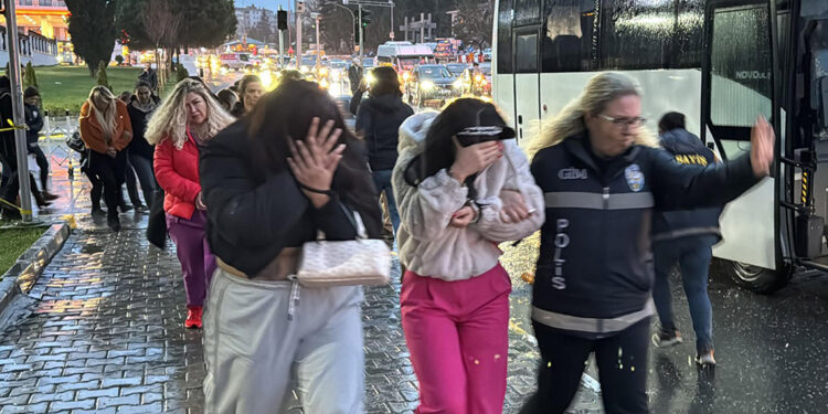 Masaj salonlarına fuhuş operasyonunda 37 gözaltı