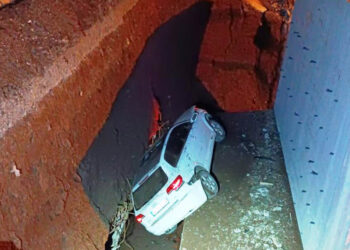 Menfeze düşen otomobildeki 3 kişi yaralandı