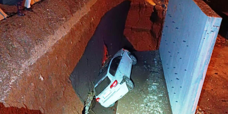 Menfeze düşen otomobildeki 3 kişi yaralandı