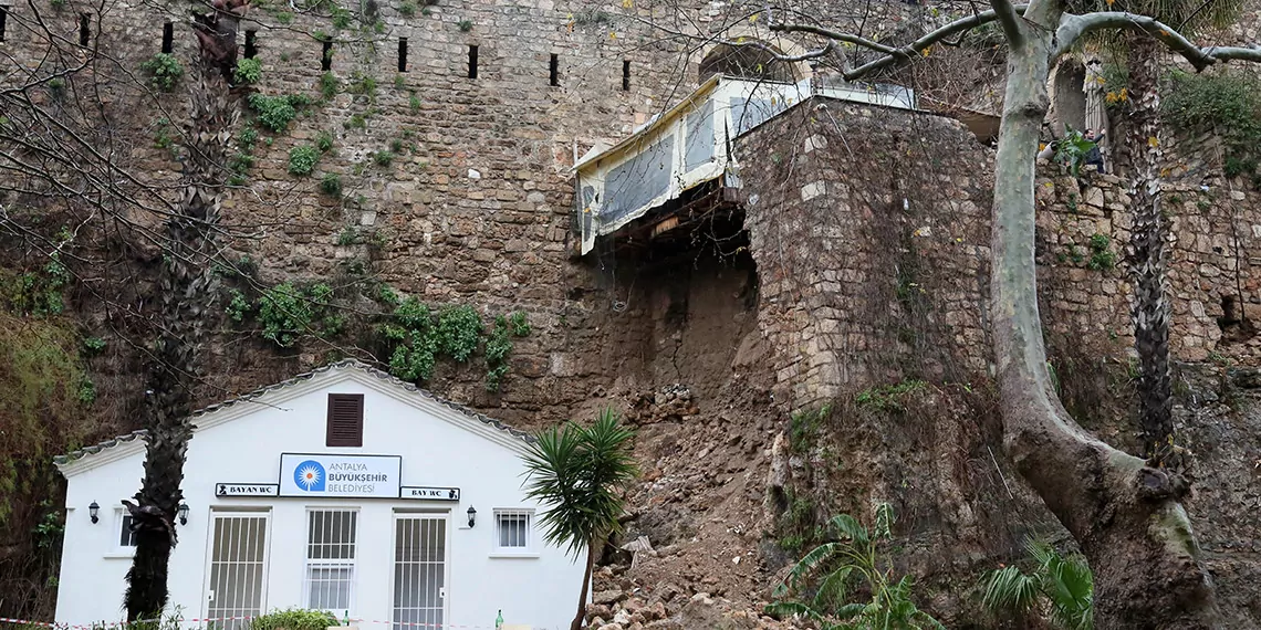 İçişleri bakan yardımcısı münir karaloğlu, meteorolojinin antalya için uyarısının 'yeşil'e döndüğünü söyledi.