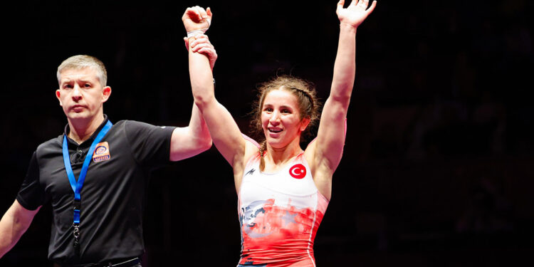 Milli güreşçi Zeynep Yetgil’den bronz madalya