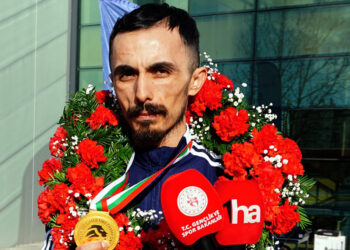 Milli halterci Muammer Şahin, çiçeklerle karşılandı