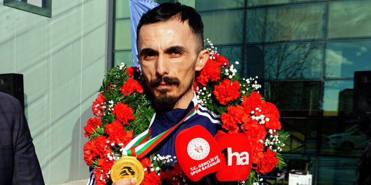 Milli halterci Muammer Şahin, çiçeklerle karşılandı