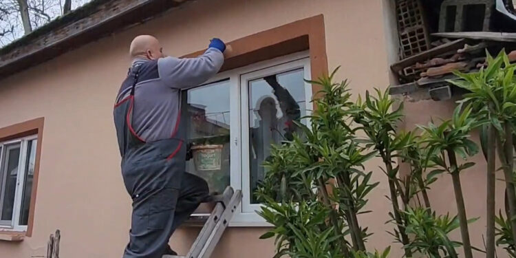 Muhtar adayı Necati Eren, mahalledeki evleri boyuyor