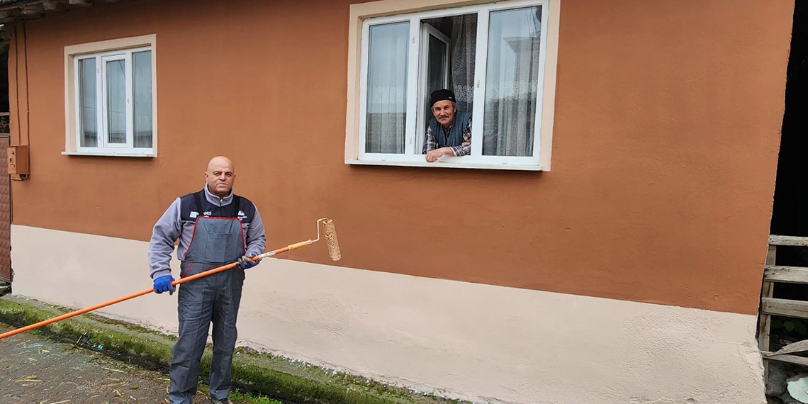 Muhtar adayı Necati Eren, mahalledeki evleri boyuyor