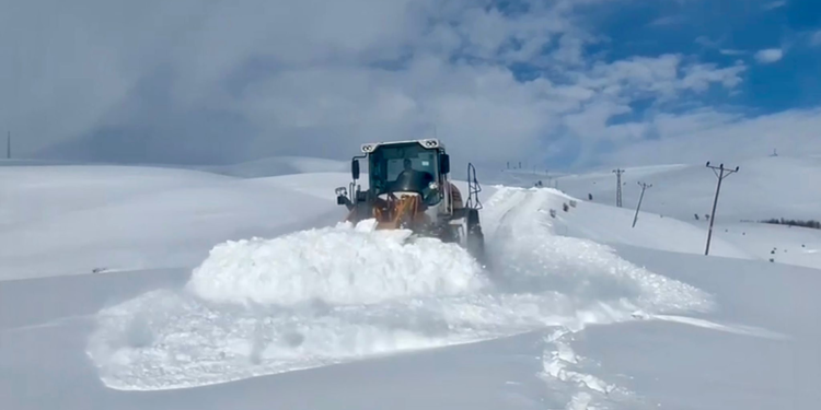 Muş'ta köy yoluna çığ düştü