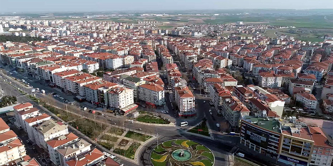 Tekirdağ Namık Kemal Üniversitesi'nde (NKÜ) görevli akademisyenler ile öğrencilerden oluşan uzman ekip, Tekirdağ'da depreme karşı riskli yapıları belirliyor.