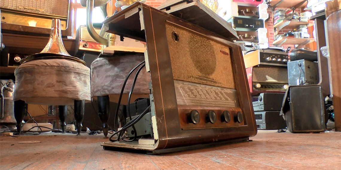 'Nostalji doktoru' 40 yıldır eski radyolarla gramofonları tamir ediyor